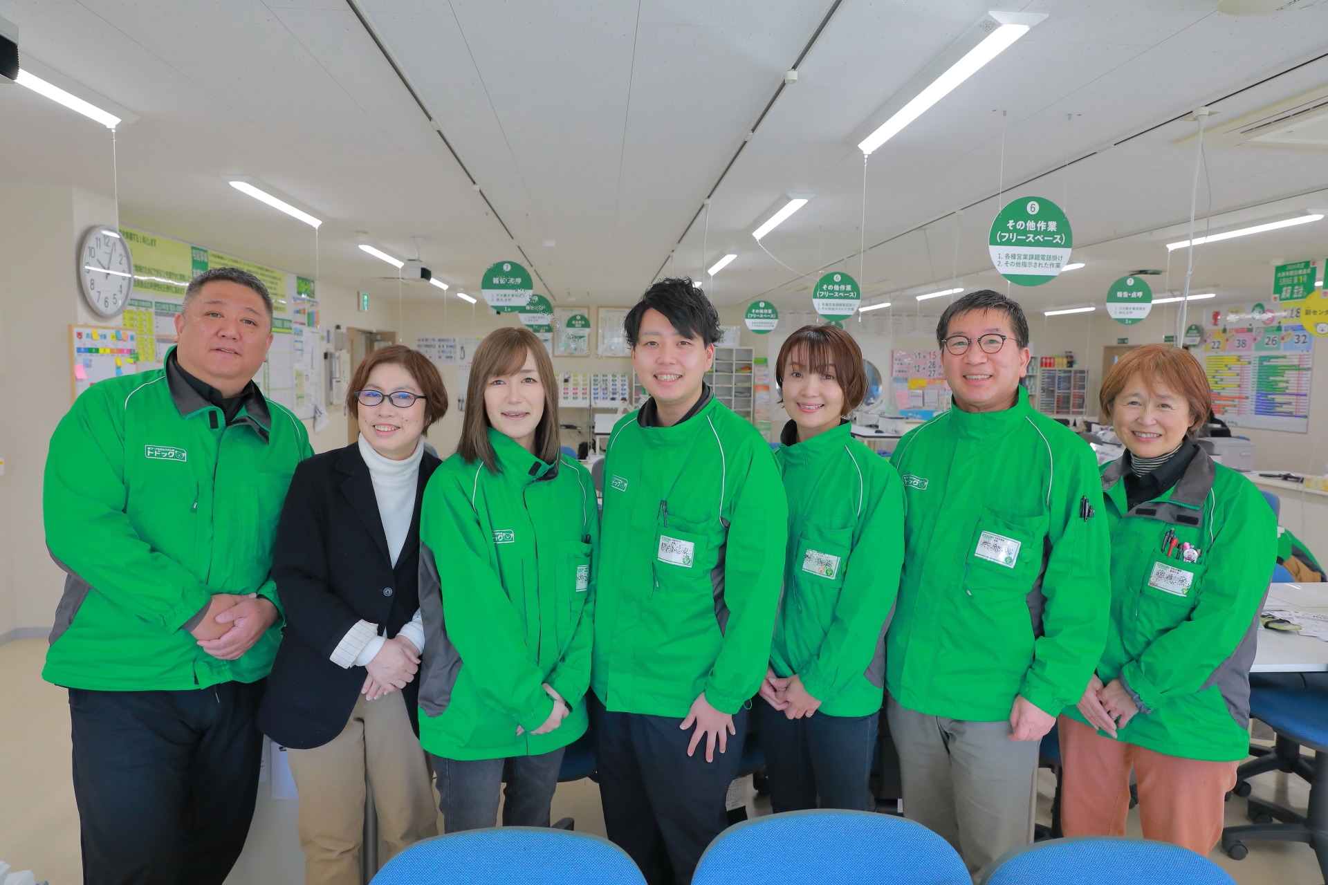 決められたエリア内でのチーム活動です。うまくいかない事があってもチーム全体でサポートします！実務では、毎朝その日一日の業務予定共有のミーティングをじっくり行い、行動を決めていきます。